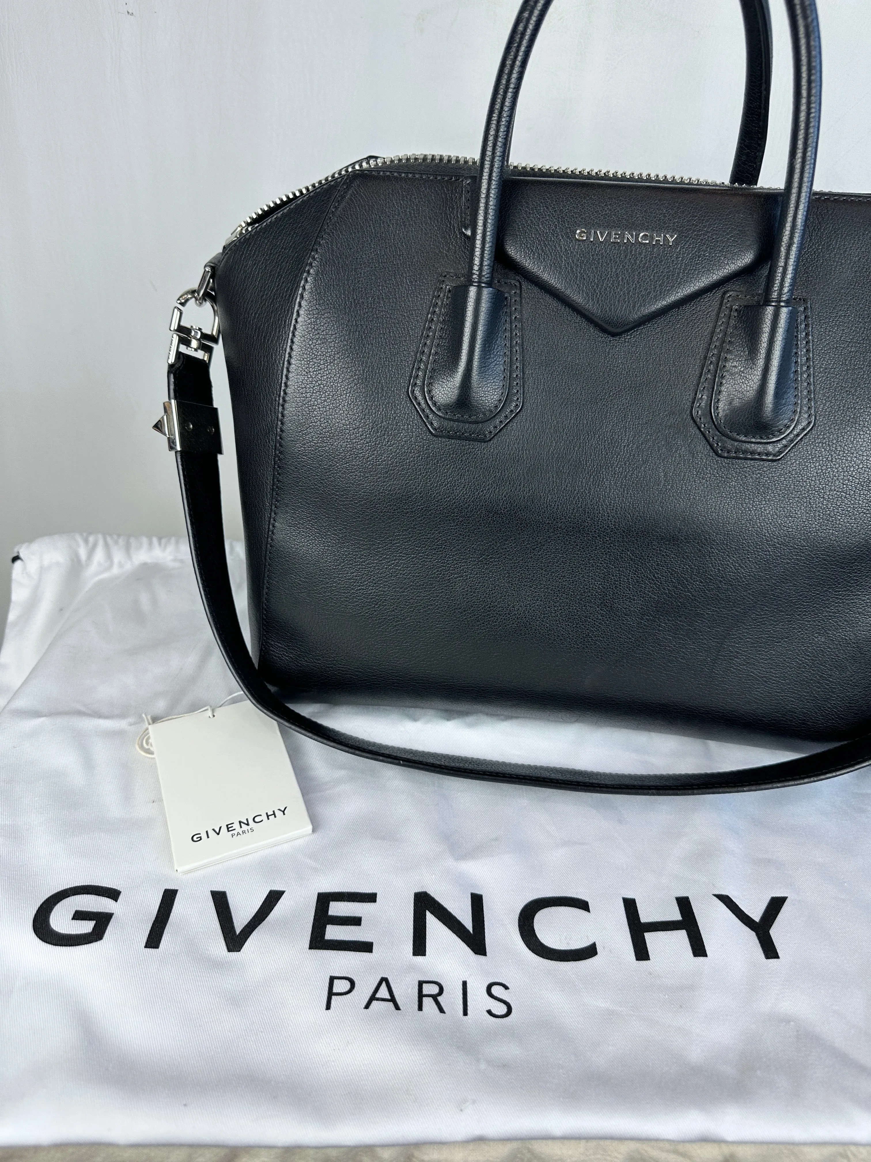 GIVENCHY Medium Antigona Bag • Made in Italy MPB0166